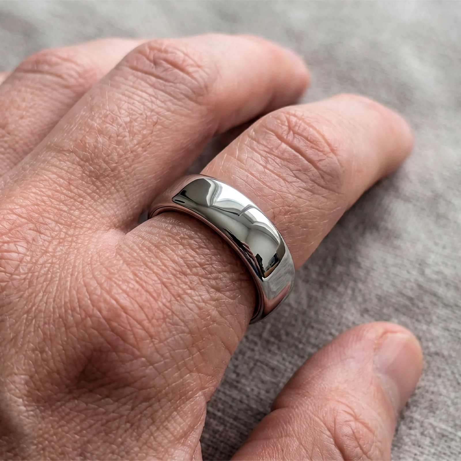 Anillo Sense puesto en la mano, plano detalle del titanio pulido